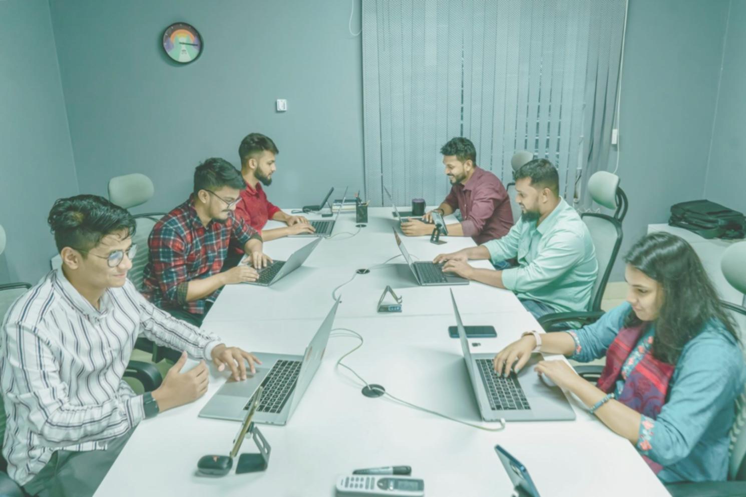 Espacio educativo moderno para programas de formación financiera